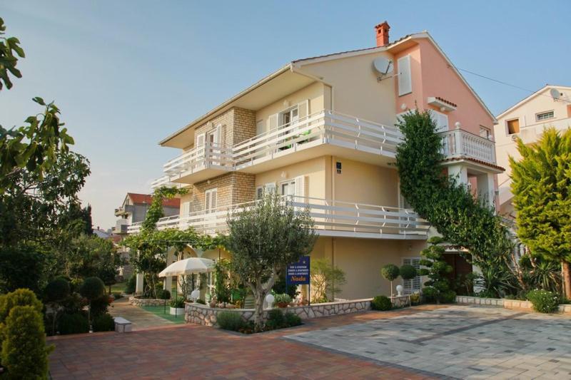 F• R• I• E• N• D• S• Bed and Breakfast Novalja Buitenkant foto