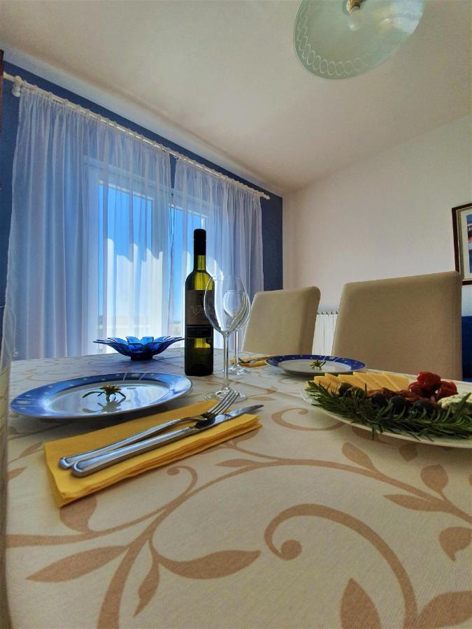 F• R• I• E• N• D• S• Bed and Breakfast Novalja Buitenkant foto
