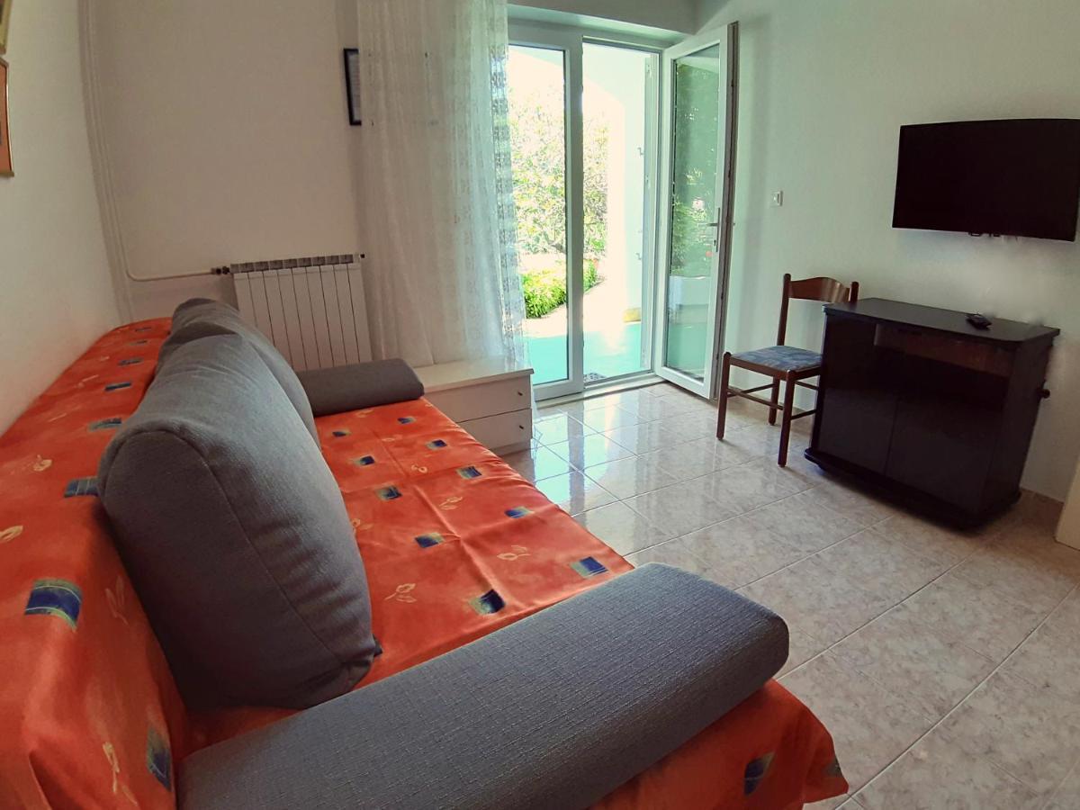 F• R• I• E• N• D• S• Bed and Breakfast Novalja Buitenkant foto