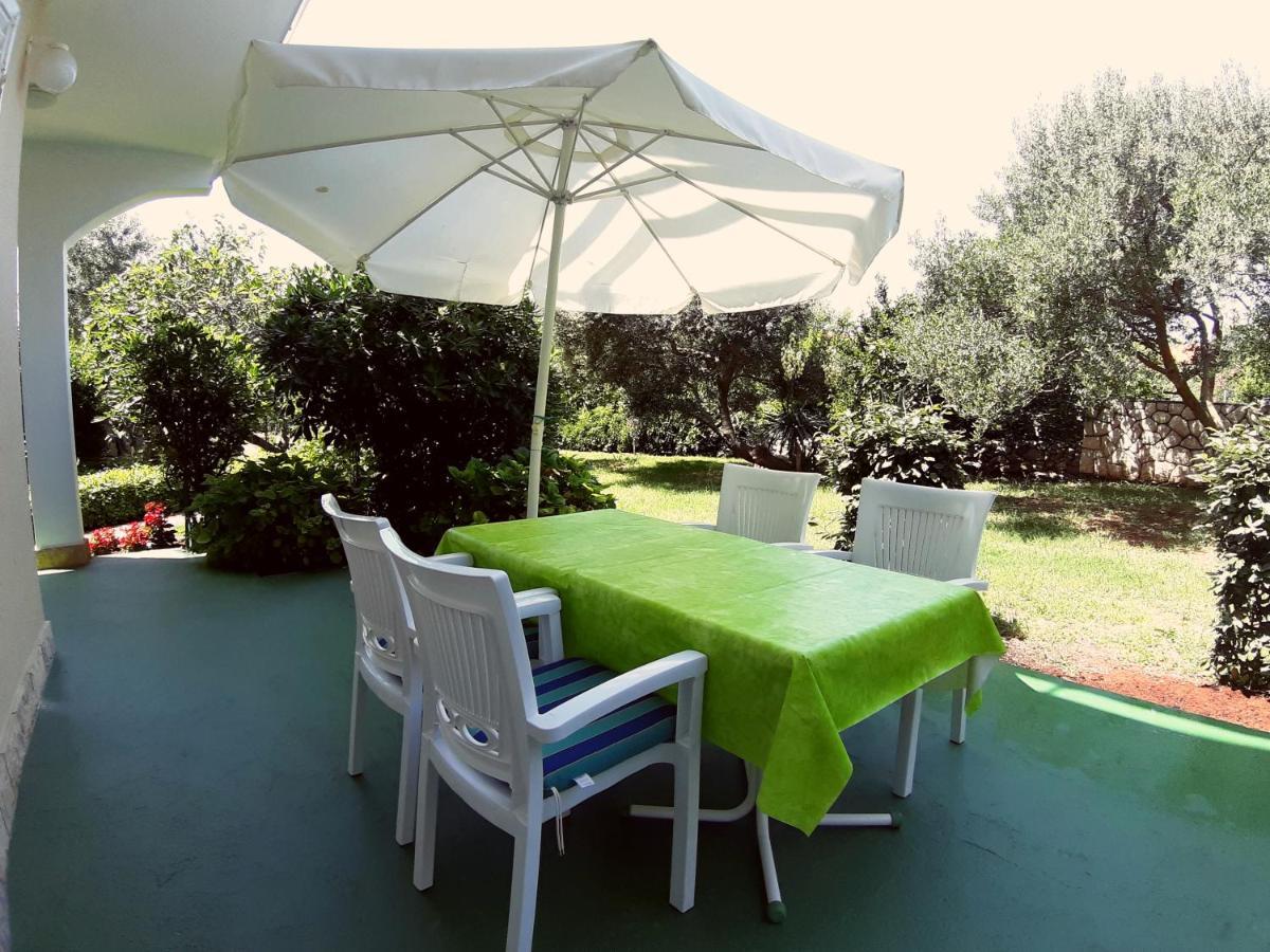 F• R• I• E• N• D• S• Bed and Breakfast Novalja Buitenkant foto