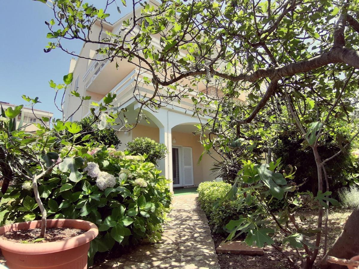 F• R• I• E• N• D• S• Bed and Breakfast Novalja Buitenkant foto
