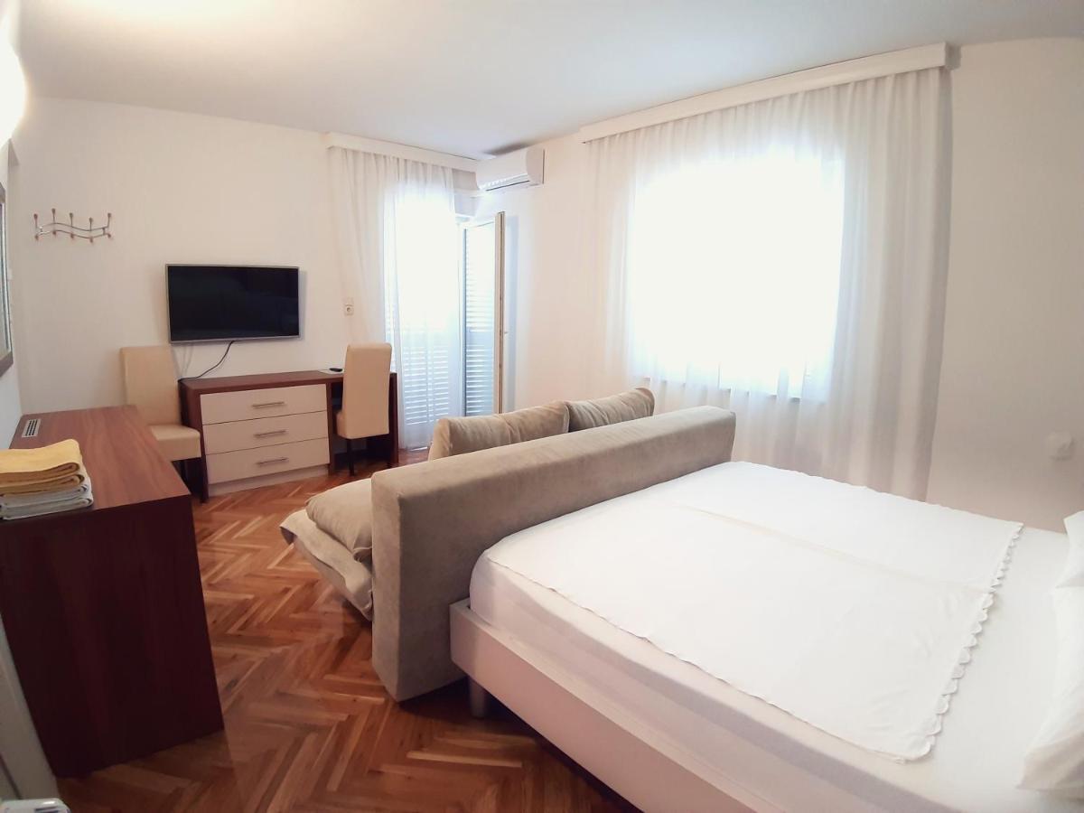 F• R• I• E• N• D• S• Bed and Breakfast Novalja Buitenkant foto