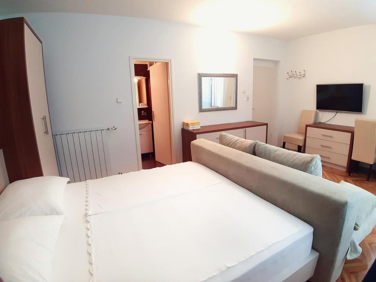F• R• I• E• N• D• S• Bed and Breakfast Novalja Buitenkant foto