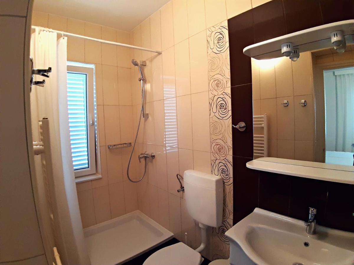 F• R• I• E• N• D• S• Bed and Breakfast Novalja Buitenkant foto