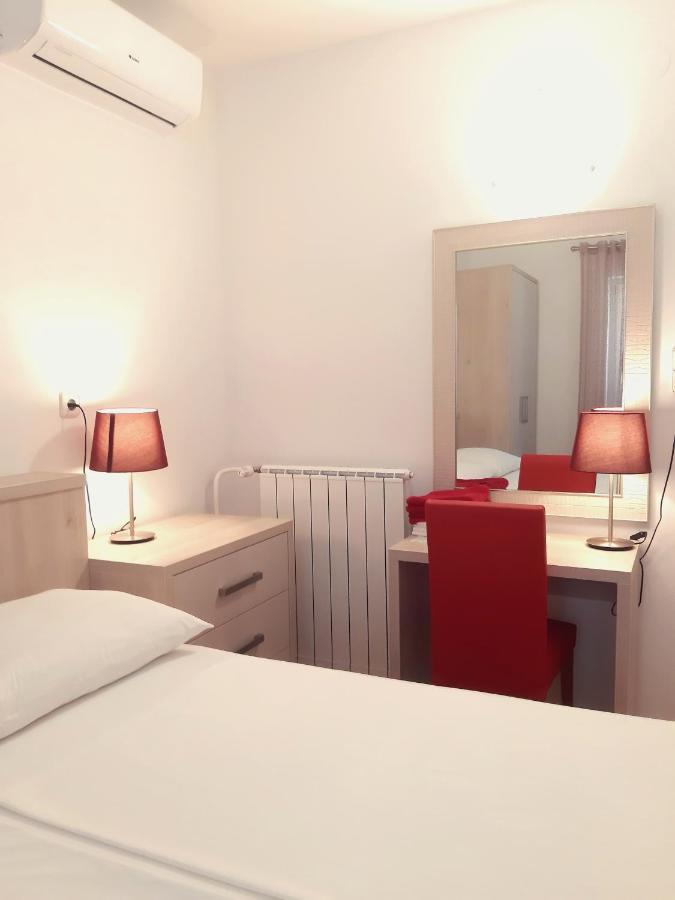 F• R• I• E• N• D• S• Bed and Breakfast Novalja Buitenkant foto