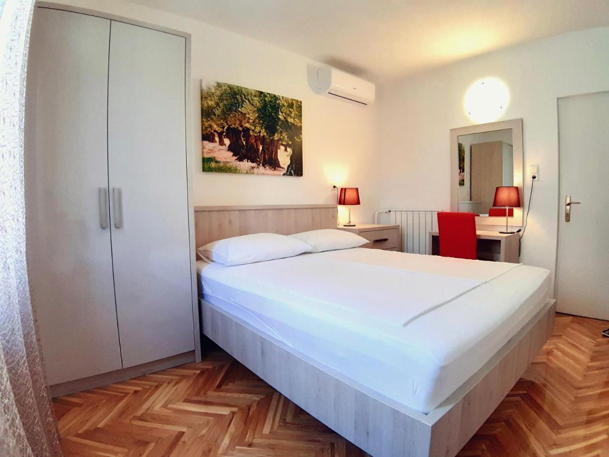 F• R• I• E• N• D• S• Bed and Breakfast Novalja Buitenkant foto