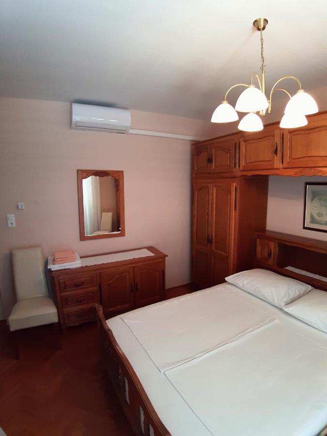 F• R• I• E• N• D• S• Bed and Breakfast Novalja Buitenkant foto