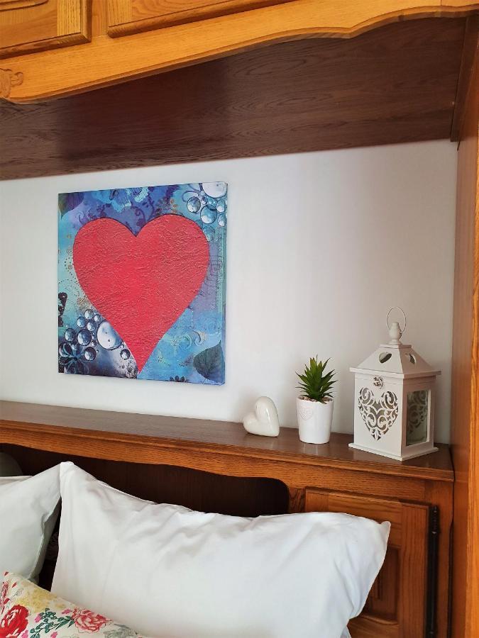F• R• I• E• N• D• S• Bed and Breakfast Novalja Buitenkant foto
