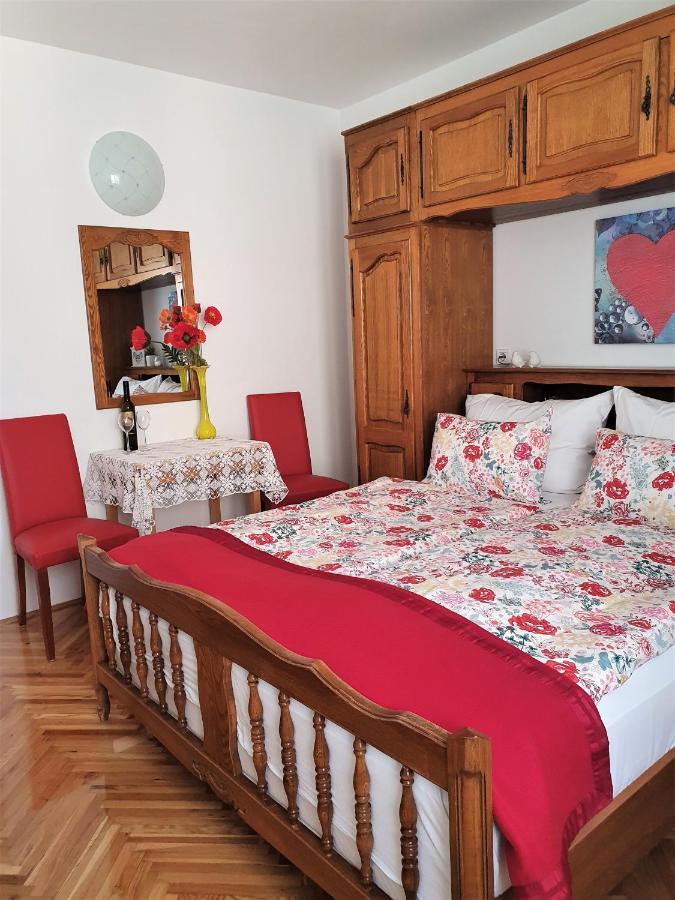 F• R• I• E• N• D• S• Bed and Breakfast Novalja Buitenkant foto