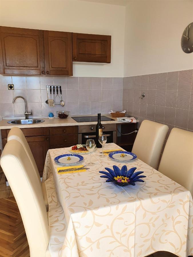 F• R• I• E• N• D• S• Bed and Breakfast Novalja Buitenkant foto
