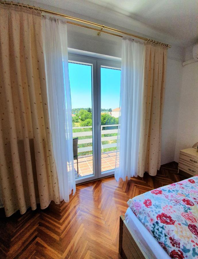 F• R• I• E• N• D• S• Bed and Breakfast Novalja Buitenkant foto